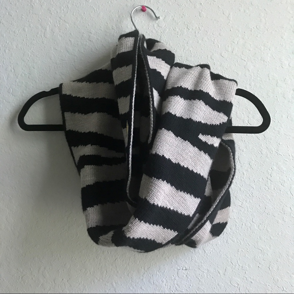 Calvin Klein Infinity Scarf 🧣 - Picture 5 of 8